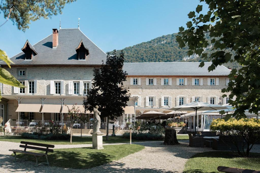 Château des Comtes de Challes — the château and gardens
