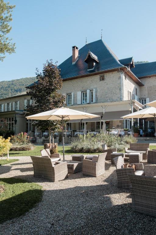Château des Comtes de Challes — terrace seating under parasols
